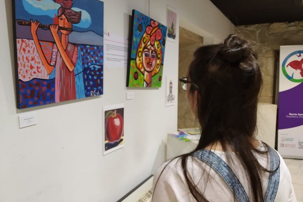 Alumnos y alumnas de la Escuela de Arte y Tiempo Libre Barrio Santa Lucía, en República Dominicana, inauguran su primera exposición colectiva en Galicia, Vigo.